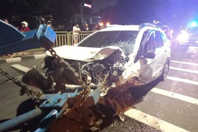 Melaju dengan Kecepatan Tinggi, BRV Tabrak Tiang Listrik hingga Ringsek di Jaksel