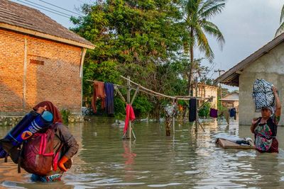 Air Sungai Meluap, Ratusan Rumah di Karawang Jawa Barat Terendam Banjir