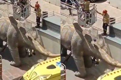 Ayah dan Anak Mencium Bau Busuk dari Patung Dinosaurus, Ternyata Ada Mayat di Dalamnya