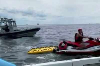 Pasangan Ini Terbawa Arus saat Menaiki Wahana Rakit Tiup, Diselamatkan di Tengah Laut