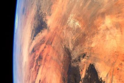 Astronot Ini Berhasil Mengambil Foto Bumi yang Tampak Sangat Merah, Mirip Planet Mars!