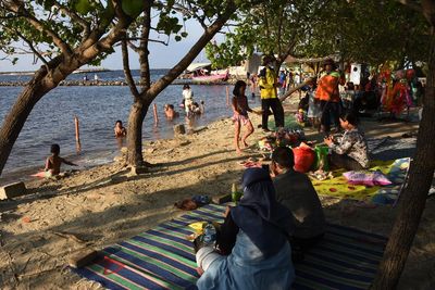 FOTO: Wisata Pantai Ancol Saat Pasang Air Laut