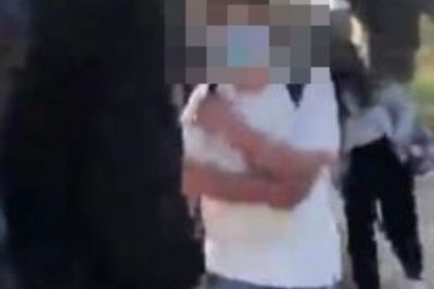 Anak Lelaki Ini Ditabrak Mobil Setelah Berlari untuk Melarikan Diri dari Wanita Pengganggu