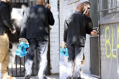 Kanye West Terlihat Pegang Sneaker Baru, Dirumorkan D-Rose Yeezy