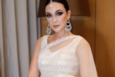 Luna Maya Bikin Netizen Heboh Usai Pamer Cincin di Jari Manis, Dilamar Sama Siapa Nih?