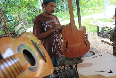FOTO: Pembuatan Gitar Akustik Terkendala Bahan Baku Kayu
