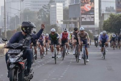 Viral Pemotor Acungkan Jari Tengah Pada Pesepeda, Ramai Warganet Terbelah di Media Sosial