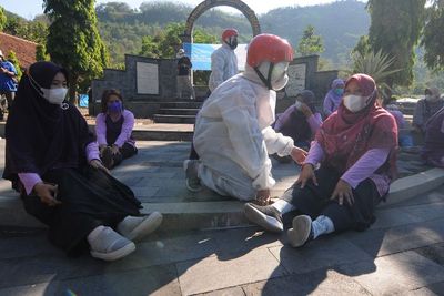 FOTO: Simulasi Penyelamatan Saat Gempa Bumi