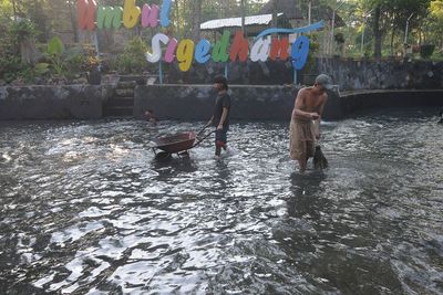 FOTO: Membersihkan Tempat Wisata Umbul Sigedhang