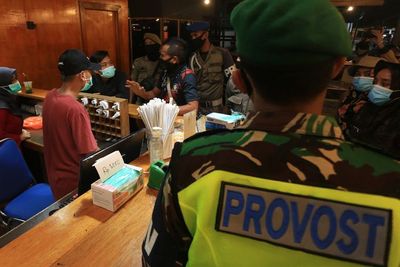 FOTO: Razia Prokes di Warkop