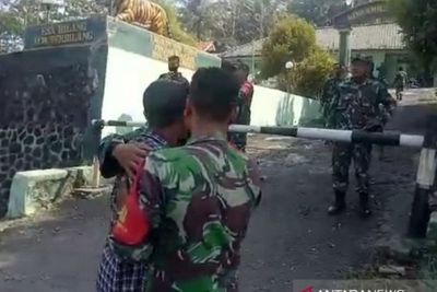 Mabuk Sambil Bawa Senjata Tajam, Preman di Garut Serang Koramil dan Polsek