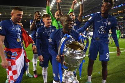 Momen N Golo Kante Peluk Ibunya di Tengah Lapangan setelah Chelsea Juarai Liga Champions