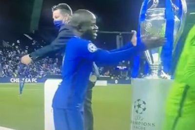 Momen Kante Tak Cium Piala Liga Champions Ini Jadi Sorotan Netizen: Kante yang Pemalu