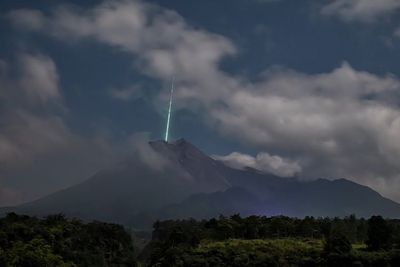 Cahaya Hijau Dekat Gunung Merapi yang Sempat Bikin Heboh Kemungkinan Terkait Hujan Meteor