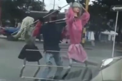 Viral Hiburan Tak Biasa di Lampu Merah, Netizen Ngakak