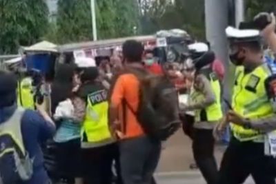 Emak-emak Teriak Histeris Saat Dihentikan Satgas Berkostum COVID-19, Netizen: Kena Mental