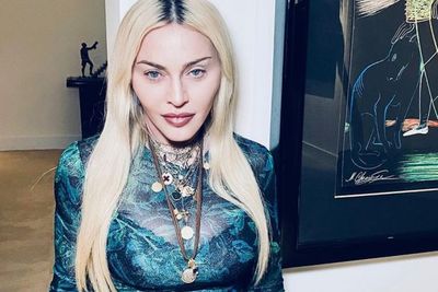 Putranya Kenakan Gaun Putih Glamor, Penyanyi Madonna Tegaskan Soal Kepercayaan Diri