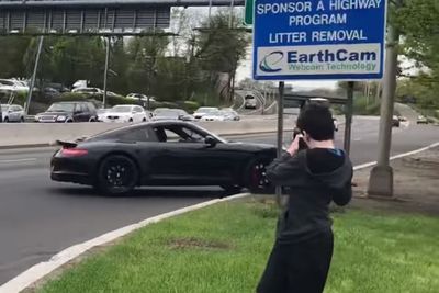 Niatnya Ingin Pamer Performa di Jalan, Mobil Porsche 911 Ini Malah Tabrak Pembatas Jalan!