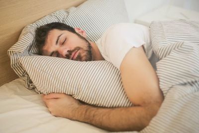 Tidur Nyenyak Bikin Hidup Lebih Sehat: Berapa Lama Deep Sleep yang Ideal?