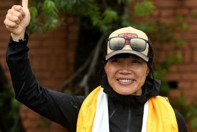 Perempuan Hong Kong Ini Berhasil Jadi yang Tercepat Mendaki Gunung Everest