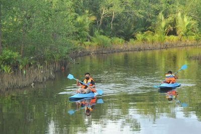 FOTO: Bermain Kano di Wisata Mangrove Kota Pariaman