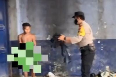 Baik Hati, Polisi Ini Beri Pakaian dan Makanan ke ODGJ Bugil saat Patroli di Lembang