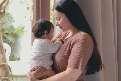 Potret Girang Anak Asmirandah saat Berenang Curi Perhatian, Bikin Netizen Gemas