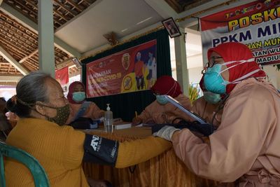 Para Lansia Diminta Tidak Takut Divaksin COVID-19