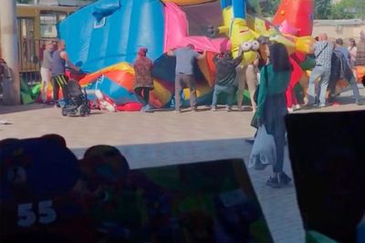 Dua Bocah Terluka Parah Setelah Istana Goyang Permainan Anak Meledak