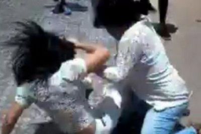Astaga! Emak-emak di Blitar Berkelahi, Gigit Jari Lawannya Hingga Putus Usai Cekcok Mulut