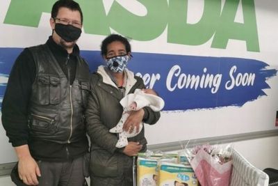 Lahiran di Tempat Parkir Supermarket, Persalinan Wanita Ini Dibantu Oleh Suaminya
