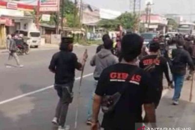 Dua Ormas Bentrok di Bekasi, Polisi Turun Tangan, Puluhan Senjata Tajam Diamankan