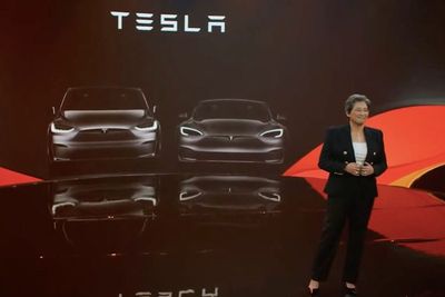 Setara PS5, Infotainment System di Mobil Tesla Terbaru Bakal Ditenagai oleh AMD!