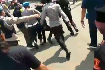 Mencekam! Detik-detik Dua Ormas Nyaris Baku Hantam di Bekasi, Acungkan Senjata Tajam