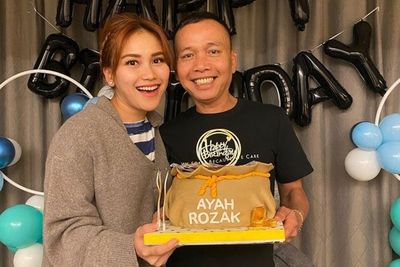 Rayakan Ulang Tahun Ayah, Ayu Ting Ting Tuliskan Harapan ke Ayah Rozak: Selalu Jagain Kita