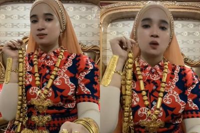 Aksi Wanita Tunjukkan Koleksi Emasnya yang Berkilau: Maaf Gak Bermaksud Sombong