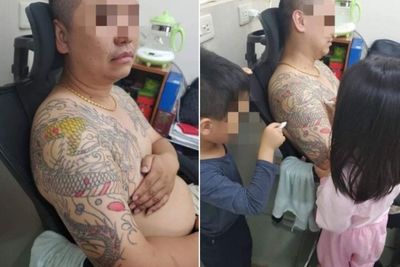Ganggu Ayahnya yang Sedang WFH, Anak-anak Ini Puas Mencoreti Tubuh Ayahnya dengan Spidol