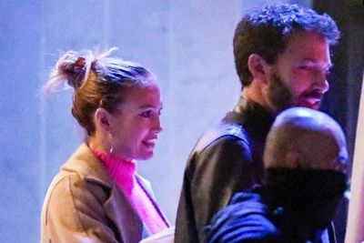 Jennifer Lopez dan Ben Affleck Tampak Bergandengan Mesra Saat Berjalan-jalan