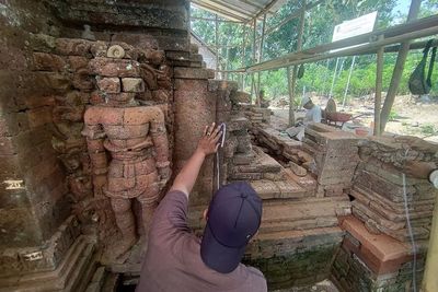 FOTO: Kendala Pemugaran Candi Mirigambar