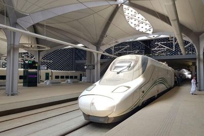 Berjalan di Atas Rel, Seorang Pria Tewas Tertabrak Kereta Cepat Mekah-Madinah