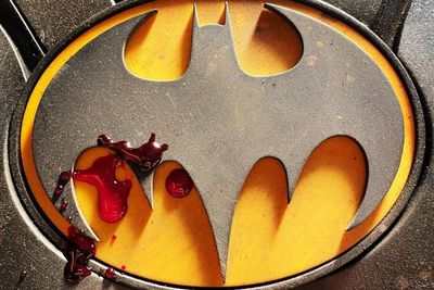 The Flash 2022 Tampilkan Logo Batman Berdarah