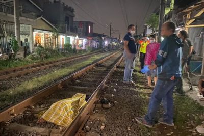 Tragis! Asyik Main Hp di Rel, Seorang Pelajar Tewas Tersambar Kereta Api di Jaksel