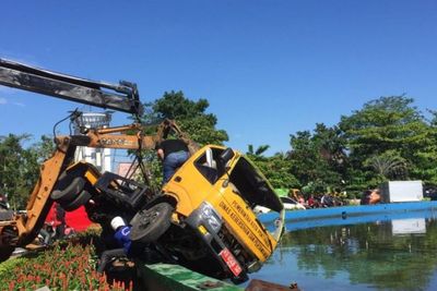 Truk Sampah Masuk Kolam Air Mancur, Polisi Turun Tangan Selidiki Penyebabnya