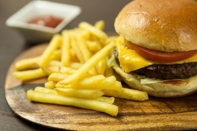 Daftar Makanan Penyebab Kolesterol Tinggi Pemicu Penyakit Berbahaya