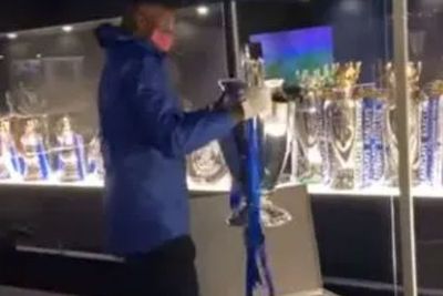 Momen Staf Chelsea Simpan Trofi Liga Champions di Lemari Stamford Bridge, Super Hati-hati