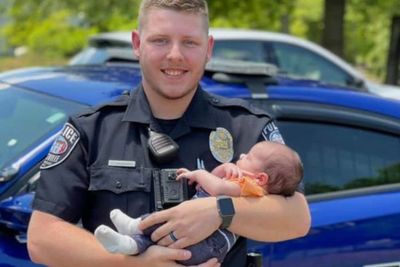 Tersedak Obat Sampai Tubuh Berwarna Ungu, Bayi Ini Berhasil Diselamatkan Oleh Polisi
