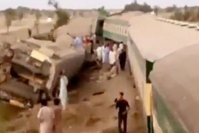 Tabrakan Kereta Api di Pakistan Menewaskan 30 Orang dan Puluhan Luka-luka