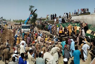 FOTO: Tabrakan Dua Kereta di Pakistan, Sedikinya 32 Orang Tewas