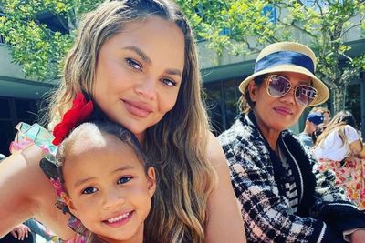Hadapi Skandal Bullying, Chrissy Teigen Tampil di Instagram John Legend bersama Anaknya