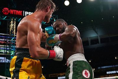 Floyd Mayweather Janji Pensiun Selamanya Usai Pertarungan Lawan Logan Paul